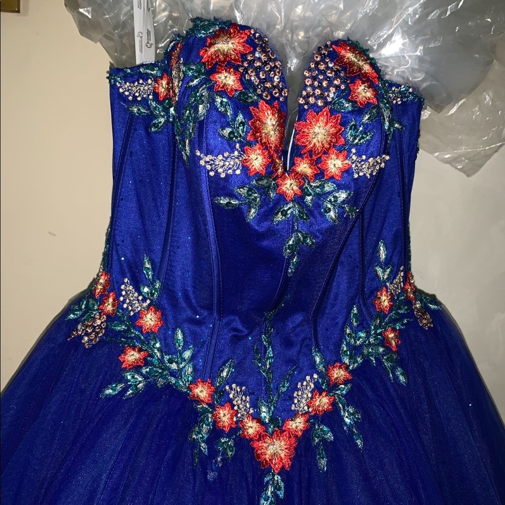 Quinceanera / Sweet 16 gown, size 4, Royal blue